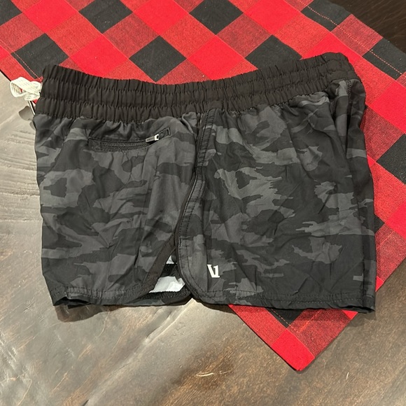 Vuori Clementine Camo Print Shorts Size S - Picture 3 of 5